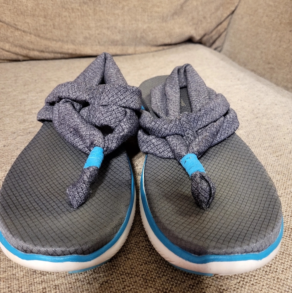 Sketchers thongs scandals - Picture 2 of 4
